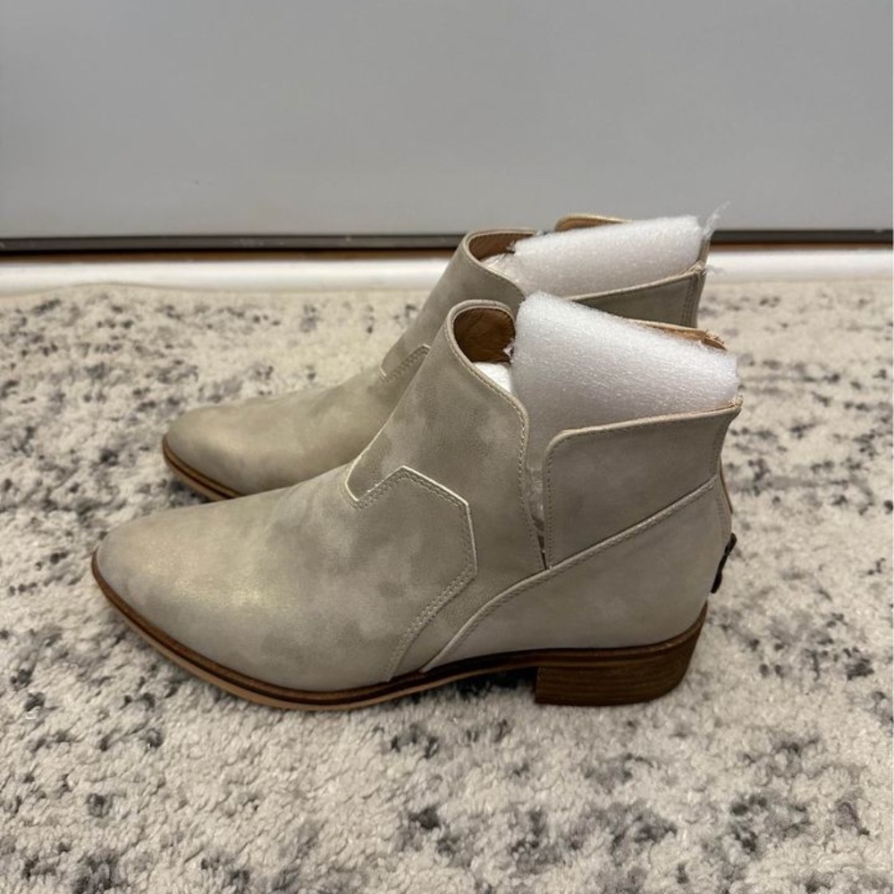 NEW CORKYS curry in Gold Metallic size 9